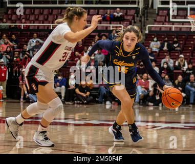 Palo alto, Stati Uniti. 23rd Dec, 2022. La guardia californiana Kemery Martin (15) si dirige verso il cerchio durante la partita di pallacanestro femminile NCAA tra Stanford Cardinal e gli orsi d'oro della California. Stanford sconfigge la California 90-69 al Maples Pavilion Palo Alto Calif. Thurman James/CSM/Alamy Live News Foto Stock