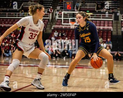 Palo alto, Stati Uniti. 23rd Dec, 2022. La guardia californiana Kemery Martin (15) si dirige verso il cerchio durante la partita di pallacanestro femminile NCAA tra Stanford Cardinal e gli orsi d'oro della California. Stanford sconfigge la California 90-69 al Maples Pavilion Palo Alto Calif. Thurman James/CSM/Alamy Live News Foto Stock