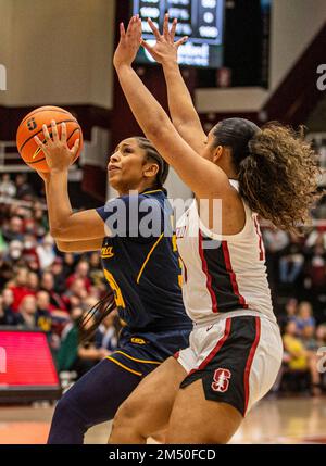 Palo alto, Stati Uniti. 23rd Dec, 2022. La guardia californiana Jayda Curry (30) va al paniere durante la partita di pallacanestro femminile NCAA tra Stanford Cardinal e gli orsi d'oro della California. Stanford sconfigge la California 90-69 al Maples Pavilion Palo Alto Calif. Thurman James/CSM/Alamy Live News Foto Stock