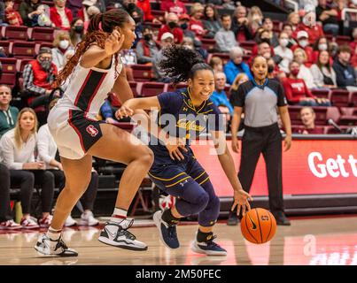 Palo alto, Stati Uniti. 23rd Dec, 2022. La guardia californiana Leilani McIntosh (1) si dirige verso il basket durante la partita di pallacanestro femminile NCAA tra Stanford Cardinal e i California Golden Bears. Stanford sconfigge la California 90-69 al Maples Pavilion Palo Alto Calif. Thurman James/CSM/Alamy Live News Foto Stock