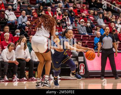 Palo alto, Stati Uniti. 23rd Dec, 2022. La guardia californiana Leilani McIntosh (1) si dirige verso il basket durante la partita di pallacanestro femminile NCAA tra Stanford Cardinal e i California Golden Bears. Stanford sconfigge la California 90-69 al Maples Pavilion Palo Alto Calif. Thurman James/CSM/Alamy Live News Foto Stock