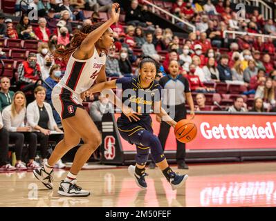 Palo alto, Stati Uniti. 23rd Dec, 2022. La guardia californiana Leilani McIntosh (1) si dirige verso il basket durante la partita di pallacanestro femminile NCAA tra Stanford Cardinal e i California Golden Bears. Stanford sconfigge la California 90-69 al Maples Pavilion Palo Alto Calif. Thurman James/CSM/Alamy Live News Foto Stock