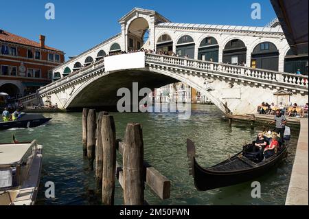 Vista sul Ponte di Rialto nella città di Venezia Foto Stock