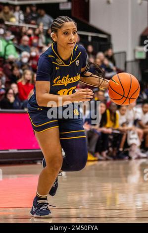 Palo alto, Stati Uniti. 23rd Dec, 2022. La guardia californiana Jayda Curry (30) imposta il gioco durante la partita di pallacanestro femminile NCAA tra Stanford Cardinal e gli orsi d'oro della California. Stanford sconfigge la California 90-69 al Maples Pavilion Palo Alto Calif. Thurman James/CSM/Alamy Live News Foto Stock