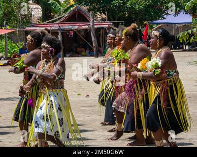 Danza personalizzata a Owaraha, o Santa Ana, Isole Salomone Foto Stock