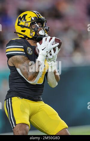 Tampa Bay, FL USA; Missouri Tigers che corrono indietro Nathaniel Peat (8) prende il calcio d'inizio e si prepara a tornare durante l'Union Home Mortgage Gaspari Foto Stock