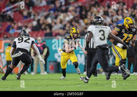 Tampa Bay, FL USA; Missouri Tigers Quarterback Brady Cook (12) si rimescola dalla tasca e corre con la palla durante il Gasp ipotecario Union Home Foto Stock