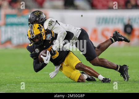 Tampa Bay, FL USA; Missouri Tigers Wide Receiver Mookie Cooper (5) fa la ricezione ed è affrontato durante l'Union Home Mortgage Gasparilla Bowl g Foto Stock