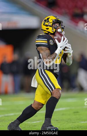 Tampa Bay, FL USA; Missouri Tigers che corrono indietro Nathaniel Peat (8) cattura il pugno e guarda a tornare la palla durante l'Union Home Mortgage Gaspa Foto Stock