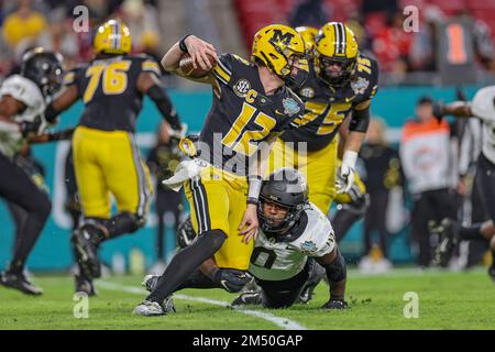 Tampa Bay, FL USA; Missouri Tigers Quarterback Brady Cook (12) corre con la palla durante il gioco Union Home Mortgage Gasparilla Bowl contro il Wak Foto Stock