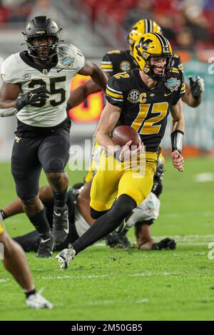 Tampa Bay, FL USA; Missouri Tigers Quarterback Brady Cook (12) corre con la palla durante il gioco Union Home Mortgage Gasparilla Bowl contro il Wak Foto Stock