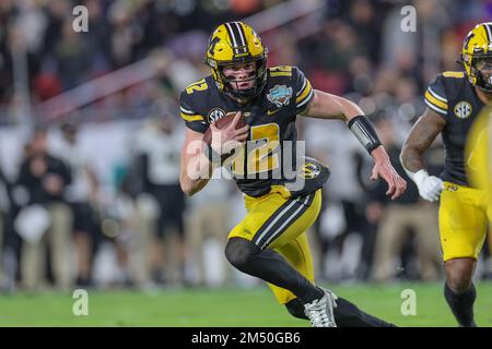 Tampa Bay, FL USA; il quartback Brady Cook delle Tigers del Missouri (12) cattura un attacco errato e recupera la palla e corre e lancia un passaggio di touchdown duri Foto Stock