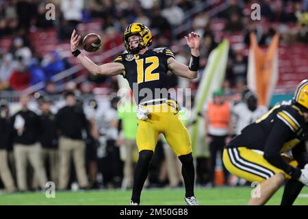 Tampa Bay, FL USA; il quartback Brady Cook delle Tigers del Missouri (12) cattura uno scatto errante e recupera la palla per lanciare un passaggio di touchdown durante l'Unio Foto Stock