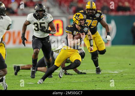 Tampa Bay, FL USA; Missouri Tigers Quarterback Brady Cook (12) corre con la palla durante il gioco Union Home Mortgage Gasparilla Bowl contro il Wak Foto Stock