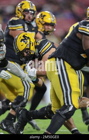 Tampa Bay, FL USA; Missouri Tigers che corre indietro Cody Schrader (20) corre con la palla e segna un touchdown durante l'Union Home Mortgage Gasparill Foto Stock