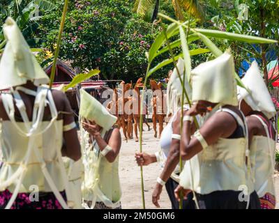 Danza personalizzata a Owaraha, o Santa Ana, Isole Salomone Foto Stock