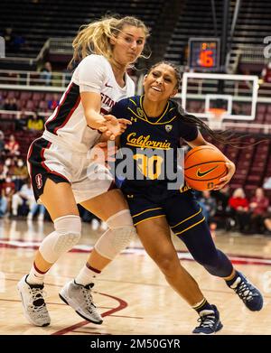 Palo alto, Stati Uniti. 23rd Dec, 2022. La guardia californiana Jayda Curry (30) va in campo durante la partita di pallacanestro femminile NCAA tra Stanford Cardinal e i California Golden Bears. Stanford sconfigge la California 90-69 al Maples Pavilion Palo Alto Calif. Thurman James/CSM/Alamy Live News Foto Stock