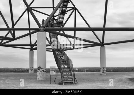 Una scala di grigi di Tetrahedron, accessibile terrazza panoramica Emscherblick a forma di piramide su slagheap Foto Stock