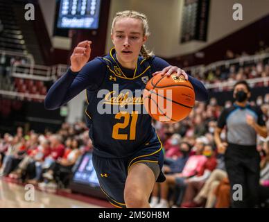 Palo alto, Stati Uniti. 23rd Dec, 2022. La guardia californiana mia Mastrov (21) va in campo durante la partita di pallacanestro femminile NCAA tra Stanford Cardinal e gli orsi d'oro della California. Stanford sconfigge la California 90-69 al Maples Pavilion Palo Alto Calif. Thurman James/CSM/Alamy Live News Foto Stock