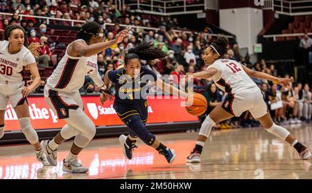 Palo alto, Stati Uniti. 23rd Dec, 2022. La guardia californiana Leilani McIntosh (1) va al paniere durante la partita di pallacanestro femminile NCAA tra Stanford Cardinal e gli orsi d'oro della California. Stanford sconfigge la California 90-69 al Maples Pavilion Palo Alto Calif. Thurman James/CSM/Alamy Live News Foto Stock