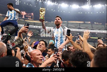 Doha, Qatar, 18th dicembre 2022. Lionel messi dell'Argentina con la Coppa del mondo durante la partita della Coppa del mondo FIFA 2022 allo stadio di Lusail, Doha. Il credito di immagine dovrebbe essere: Sportimage Foto Stock