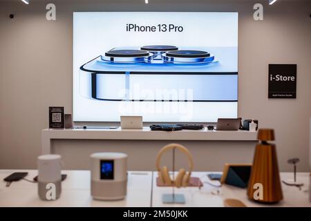 Un iPhone 13 Pro Affissioni nell'Apple Store. Minsk, Bielorussia - febbraio 2022 Foto Stock