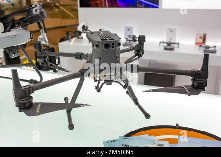 Drone DJI Matrice 300 rtk in vendita nel negozio DJI. DJI è un'azienda tecnologica cinese che produce veicoli aerei senza equipaggio. Minsk, Bielorussia, 2023 Foto Stock