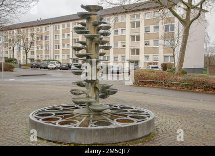 Aquisgrana dicembre 2022: achen-Driescher Hof, Königsberger Straße, di fronte al centro comunitario Cristo nostra pace. Bronzo, conchiglie disposte a spirale. L Foto Stock