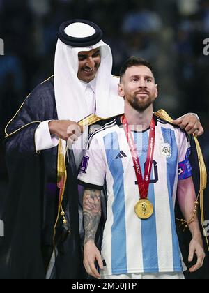 AL DAAYEN - (LR) Emiro del Qatar Sheikh Tamim bin Hamad al Thani dà a Lionel messi argentino un bisht durante la partita finale della Coppa del mondo FIFA Qatar 2022 tra Argentina e Francia al Lusail Stadium il 18 dicembre 2022 ad al Daayen, Qatar. AP | Olandese altezza | MAURICE DI PIETRA Foto Stock