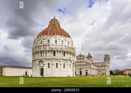 Blick Auf Den Piazza del Duomo a Pisa, Italia. Foto Stock