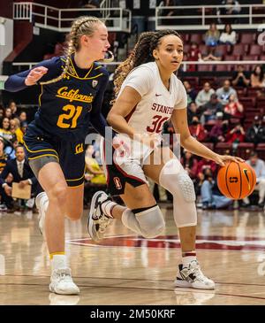 Palo alto, Stati Uniti. 23rd Dec, 2022. La guardia di Stanford, Haley Jones (30), va in campo durante la partita di pallacanestro delle donne NCAA tra Stanford Cardinal e i California Golden Bears. Stanford sconfigge la California 90-69 al Maples Pavilion Palo Alto Calif. Thurman James/CSM/Alamy Live News Foto Stock