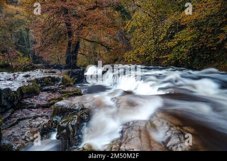 Cascate di Sgwd y Pannwr lungo il Four Waterfalls Walk, Waterfall Country, parco nazionale Brecon Beacons, Galles del Sud, Regno Unito. Esposizione lunga. Foto Stock