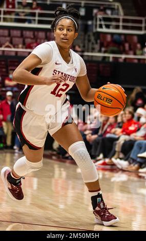 Palo alto, Stati Uniti. 23rd Dec, 2022. La guardia di Stanford Indya Nivar (12) va al paniere durante la partita di pallacanestro femminile NCAA tra Stanford Cardinal e gli orsi d'oro della California. Stanford sconfigge la California 90-69 al Maples Pavilion Palo Alto Calif. Thurman James/CSM/Alamy Live News Foto Stock