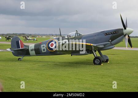 Historic Supermarine Spitfire MH434 a Duxford Air Show, Cambridge, Regno Unito Foto Stock