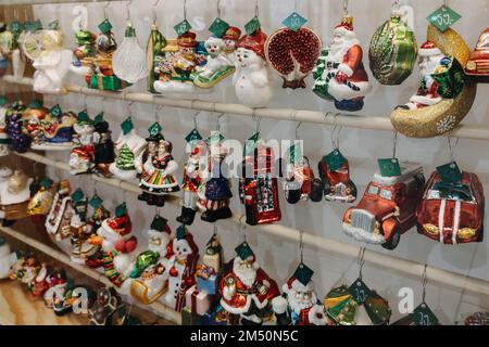 Natale Vendita invernale con ornamenti di albero di Natale, regali, giocattoli e decorazioni in centro commerciale, centro commerciale. Negozi di Capodanno e Natale nel centro commerciale Foto Stock