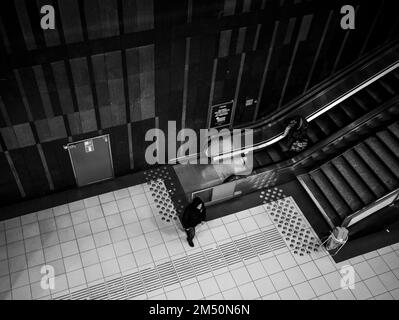 Bruxelles belgio 1/12/22: Passeggeri sulla piattaforma ferroviaria Foto Stock