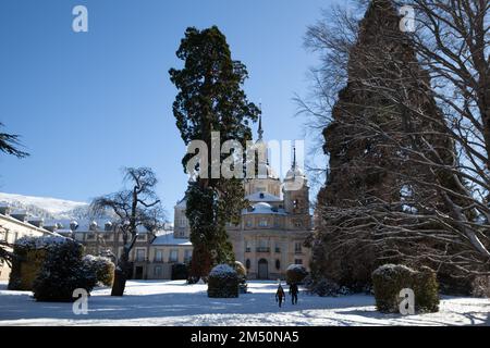 Segovia, Spagna - 4 gennaio 2022: Chiesa reale Collegiata del Palazzo di la Granja de San Ildefonso con neve in una giornata invernale soleggiata Foto Stock