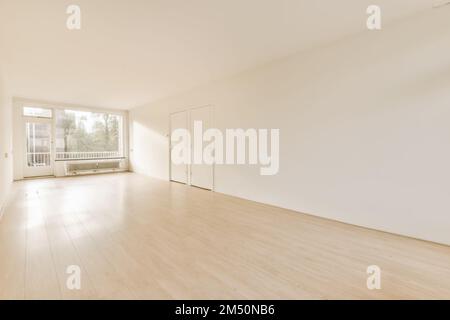 un soggiorno vuoto con pavimento in legno e pareti bianche in camera è molto pulito, ma non c'è arredamento Foto Stock