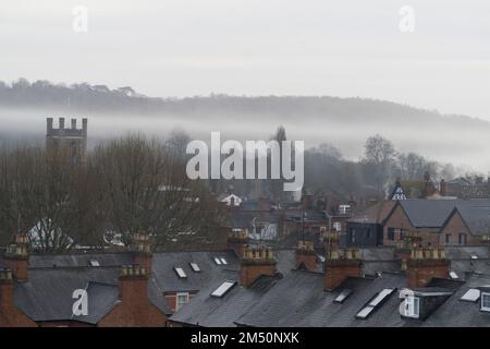 UK Weather, 24 December 2022: La vigilia di Natale a Henley-on-Thames la nebbia di prima mattina dal fiume sorge sopra i tetti della città e la torre quadrata della chiesa di Santa Maria. Con il clima mite e umido in Inghilterra non ci sarà un Natale bianco quest'anno. Anna Watson/Alamy Live News Foto Stock