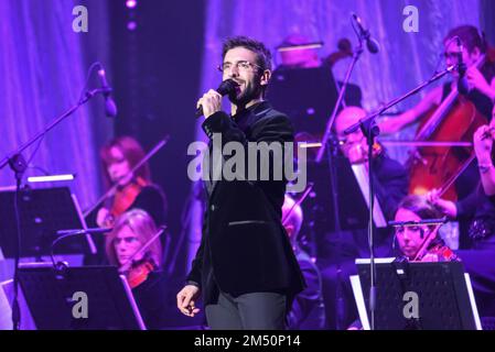 Piero Barone del trio italiano ‘il volo’ si esibisce durante il concerto dal vivo del 23 dicembre 2022 a Palazzo dello Sport di Roma Foto Stock