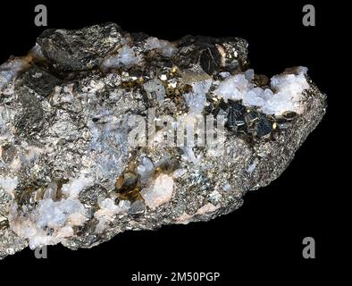 Pirite di ferro con venature di cristallo di quarzo, su nero. Primo piano di solfuro di ferro, FeS2, un minerale, noto anche come oro stolti. Cristalli a forma di Pyritoedro. Foto Stock