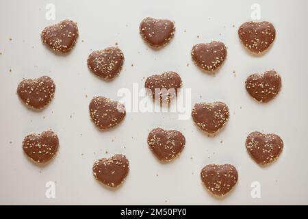biscotti al cioccolato con nocciole dolci. Dessert di San Valentino in testa Foto Stock