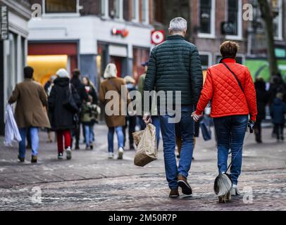 Haarlem, Paesi Bassi. 24 dicembre 2022. Gli amanti dello shopping a Grote Houtstraat, il giorno prima di Natale. ANP REMKO DE WAAL netherlands out - belgium out Credit: ANP/Alamy Live News Foto Stock