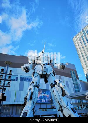 Un tiro a basso angolo di Gundam Unicorn in Diver City, Odaiba, Tokyo, Giappone Foto Stock