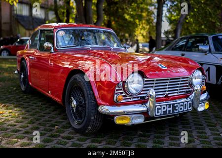 1964 Triumph dove GTR4A ‘GPH 360C’ in mostra allo Scramble di ottobre tenutosi presso il Bicester Heritage Centre il 9th ottobre 2022 Foto Stock