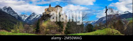 Viaggi in Svizzera e landmrak. Impressionante paesaggio montano con sorprendente castello medievale Tarasp circondato da Alpi svizzere, Canton Grigioni o Graubu Foto Stock