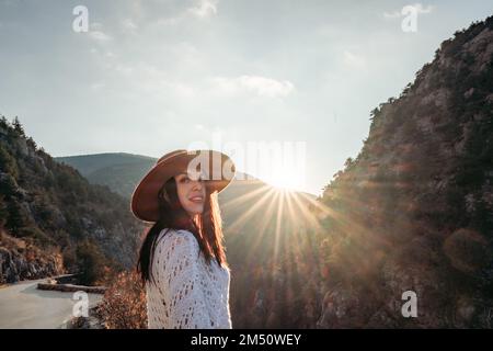 Donna da viaggio in cappello. Trekking in montagna. Hipster viaggio Foto  stock - Alamy