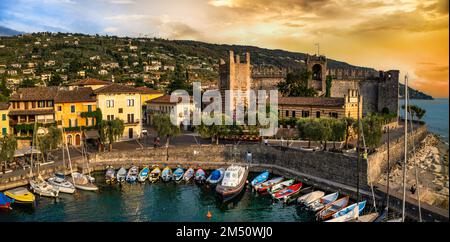 Panorami del bellissimo lago di Garda, vista aerea del suggestivo borgo di Torri del Benaco e del castello medievale. Italia, provincia di Verona Foto Stock