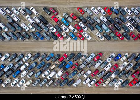 Una vista aerea dall'alto delle auto parcheggiate densamente in un parcheggio Foto Stock