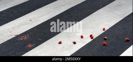 Fragole schiacciate su un crosswalk Foto Stock